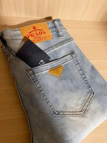 prada 25早春新款休闲牛仔裤系列 开模定制五金配件，直筒裤脚、面料舒适柔软亲肤，挺括有型、不易起皱，口袋经典三角标Logo装饰、百搭时尚，上身版型好！ 码