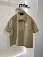 prad*2025新品上架 拉链短袖外套 定制Yb斜纹全棉材质 质感舒适细腻 落肩宽松衬衣剪裁 三种配色可选 胸前搭配字母徽标装饰 彰显品牌格调 上身充满慵懒精