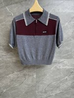 早春新款上新啦 Miu撞色Polo衫 2025春夏系列 经典Polo领口 撞色拼接设计 Logo徽标刺绣点缀 休闲复古运动风 定制针织面料 柔软舒适透气 短款版
