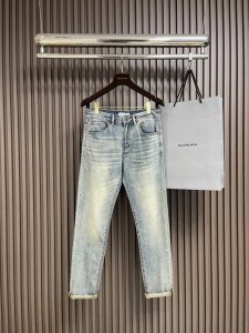 Valentino 华伦天奴 2025Ss早春新品休闲牛仔裤 进口原版弹力面料 舒适有弹性 原版五金辅料装饰 版型超正 档次极高 活力十足 尺码 28-38 有