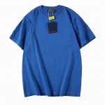 LV 新款 提花袖毛织短袖 原版原价10270 毛料选用100%全精梳棉纱纱线 从工艺上来说 精梳棉在制作的过程中会清理出多余的杂质 让织出来的物品看起来比较光