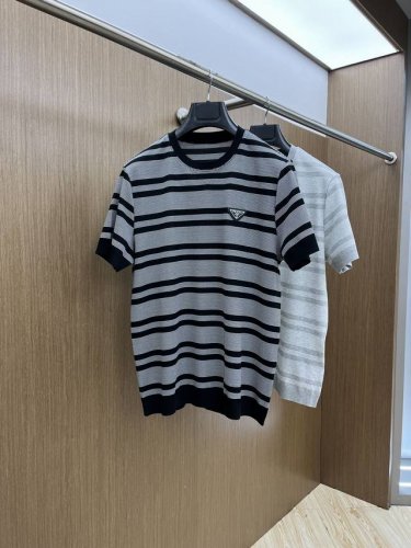 新款 pd 高品质 早春新款短袖抢先发售 男士日常出门闭眼搭 高级定制面料短袖T恤 魅力在于创造了简约奢华感的时尚,随意搭配感受英式风格独特气质. 宽松的版型展