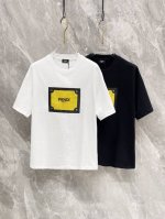 Fendi 25Ss新款圆领T恤！潮人必备！胸前定制品牌字母刺绣皮牌工艺.经典色彩搭配时尚好看.整体效果年轻有活力！280G棉材质精制而成，着感手感都相当舒适.