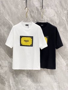 Fendi 25Ss新款圆领T恤！潮人必备！胸前定制品牌字母刺绣皮牌工艺.经典色彩搭配时尚好看.整体效果年轻有活力！280G棉材质精制而成，着感手感都相当舒适.