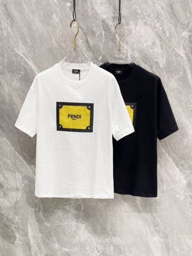 Fendi 25Ss新款圆领T恤！潮人必备！胸前定制品牌字母刺绣皮牌工艺.经典色彩搭配时尚好看.整体效果年轻有活力！280G棉材质精制而成，着感手感都相当舒适.