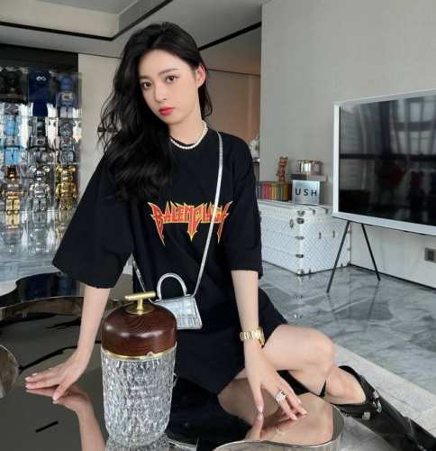 Balenciaga 巴黎世家火焰字母印花短袖 上身图