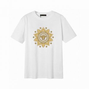 Versace 范思哲金色星芒短袖T恤,简单的设计看起来特别大方 版型剪裁特别有讲究 上身很洋气显瘦内搭外穿都看高密针织圆领设计 平整简约 亲肤透爽 T恤面料的