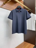 kiton 臻品定制系列的设计Polo衫确实独具匠心，展现了定制服装的精致与品味。定制材质，不仅触感柔软舒适，还具有良好的透气性和吸湿性，确保穿着者在任何场合都