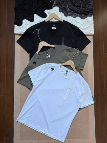 供 。Descente 迪桑特 户外运动科技弹力速干多功能短袖T恤 这款迪桑特多功能户外T恤，融合实用设计与先锋面料，专为热爱运动与户外探索的你而生。无论是徒步