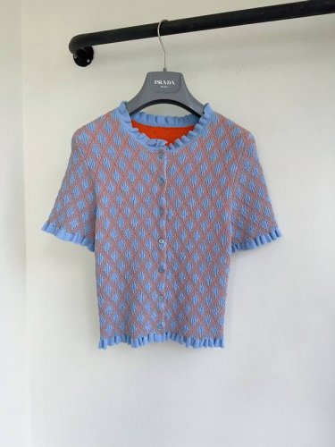 顶级版本 Pra25春夏新款立体提花设计花边领短袖针织开衫出货定制图案针法 立体针织设计 赋予高级质感，多巴胺度假氛围直接拉满 定制进口纱线针织面料，定染贝壳扣