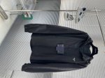 Prad 25Ss尼龙连帽夹克 胸前经典三角牌 腰部抽绳设计 定制五金 男女同款 码数：S-Xl S码衣长73 胸围114 肩宽48 M码衣长75 胸围118