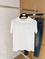 巴宝莉25Ss春夏 新品 定制蚕丝面料丝滑透气！时尚经典圆领短袖时尚单品设计，更加时尚舒适，高标准定制，上身非常有型，胸前品牌经典Logo 图案 客供辅料，客供
