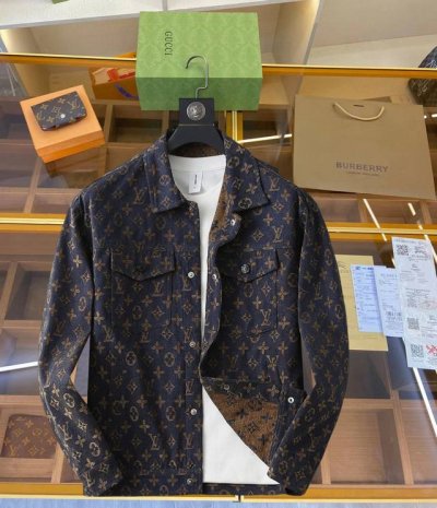 路易威登Lv 2025春季新款牛仔休闲夹克外套，最新时尚休闲夹克，时尚夹克外套基础常规的连帽夹克版型裁剪，上身百搭简约不挑人，轻松应对各种场合与环境，属于日常通