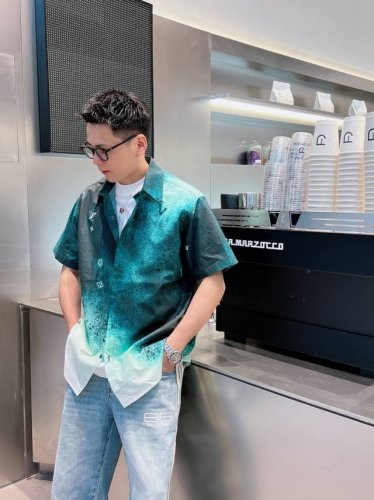 lv路易威登 2025帅气修身备款短袖衬衫，100%鲁泰丝滑面料，舒服透气，休闲衬衣，简约时尚，从容百搭，帅气优雅 纯进口订制面料 不易起皱 奢华如新 做工细致