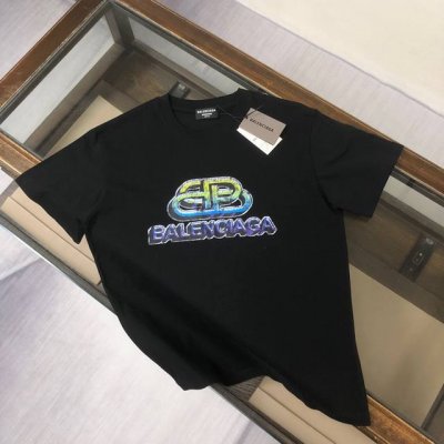 Balenciaga 巴黎世家 24Ss夏季新款圆领短袖T恤！270克重磅高端纯棉面料，手感质感都极完美！修身裁剪设计干净利落！时尚又好看！走线做工非常精致！版
