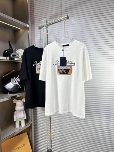 lv*路易 Ss25夏季新款 胸前印花图案圆领短袖T恤，今年芬迪真是越来越棒不同于其他款式，更是时尚达人必须入手的一件！定制220G高克重丝光面料 ，手感细腻