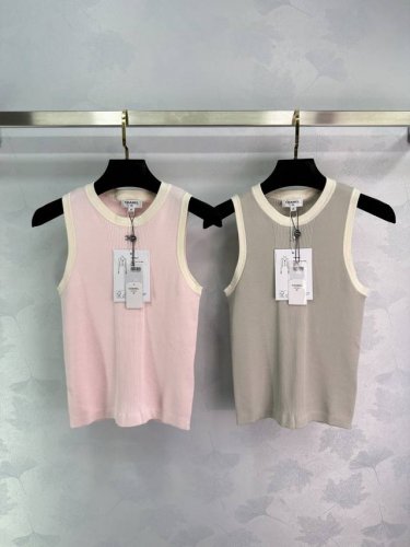 chane*2025新品上架 修身针织背心 定制Yb全棉纱线织造 弹力舒适 透气好穿 撞色形成勾勒效果 胸前双C字母徽标装饰 复古风格强烈 修身版型 突显身材