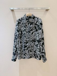burberry新品推荐 小稚菊花翻领衬衫真的太高级了 花卉灵感自于大自然野稚菊生机勃勃之际，偏修身版型，前门襟纽扣开合，真丝面料，轻薄透气，不会闷热，优雅知性