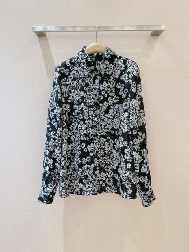 burberry新品推荐 小稚菊花翻领衬衫真的太高级了 花卉灵感自于大自然野稚菊生机勃勃之际，偏修身版型，前门襟纽扣开合，真丝面料，轻薄透气，不会闷热，优雅知性