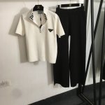 P140款号20251098 Prad*新款针织套装，三角标装饰Logo内里半拉链立领短袖针织衫+针织阔腿长裤，白色，蓝色，卡其色，黑色，Sml， M码；肩宽3