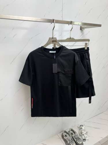 一套Prada 家最新25Ss爆款套装来袭 面料采用原版定制 面料柔软轻盈 吸湿排汗 上身超级舒服 M 3Xl