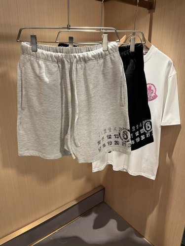 马吉拉 Maison Margiel 2025春夏新款男女同款休闲短裤，专柜同步发售！定制专属洗水纯棉面料，裤腿印花Logo设计！简约大方，从容百搭，档次极高，