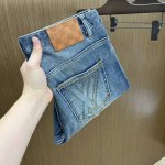 Lv Ss春夏爆款新品 秋冬牛仔裤柔软亲肤面料 重工定位洗水 专柜限量款 奢华感订制头层皮铭牌 工艺+洗水外贸品质感细节处理满满到位 这颜色绝对爱了爱了专柜秋冬