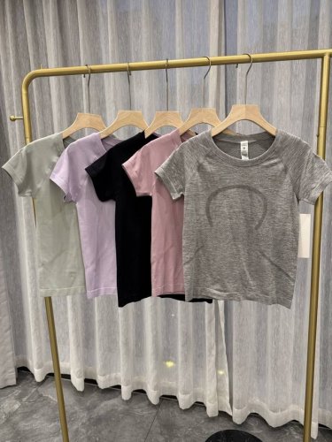 这款号称Lululemon史上最爆的一款短袖，一经推出，火爆全国，月销10000+，这也印证了Lululemon独特的女性市场需求，此款女士运动短袖无论在何时何