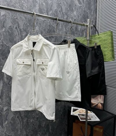 prada** 2025春夏男士套装 原版定制高密度尼龙，更加轻薄柔软，手感爽滑，松紧系带，短裤内置网格内里，拉链拆卸式帽子，精细手工，每一个生产流程都得非常用