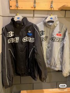 新款上新 阿迪达斯Adidas三叶草 Superstar 情侣机车服 三叶草 Superstar 情侣机车系列好新潮 U P2025时髦精依旧热爱复古机车风里面
