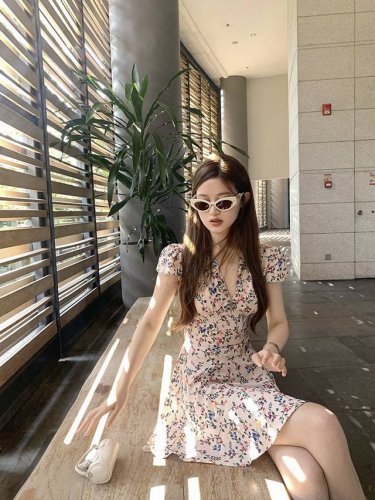 夏季新款 纯欲大V碎花收腰连衣裙 裙摆随风轻轻摇曳，给人一种温柔又浪漫的感觉！碎花图案设计的恰到好处，不会过于繁琐又增添了几分甜美与俏皮，面料轻盈柔软，垂感飘逸