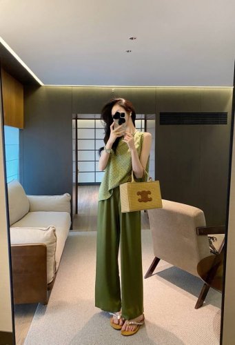 套装 铜氨丝裤子+上衣两件套套装 翡翠绿无袖上衣搭配 垂坠铜氨丝阔腿裤 清新高级感 舒适透气不闷热 春夏必备时尚套装 Smlxl