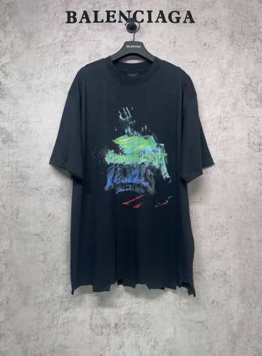 balenciaga巴黎世家顶级版本1:1官网品质 25新款磨破白墨涂鸦手工磨烂剪边短袖T恤 前后面模糊图案白墨直喷洗水磨烂破坏做旧下摆手工打磨 成衣后炒色洗水