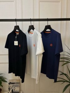 新品H 爱马仕 Ss新款棉质圆领短袖T恤 品牌工艺 刺绣Logo优质纯棉面料定制 白色 黑色 蓝色 男女同款 码数 M L Xl Xxl Xxl Xxxl L肩