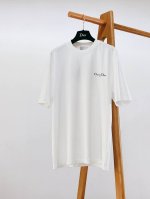 Dior Homme 迪奥 桀傲 小破洞印花标识T恤 经典而休闲。采用棉质密织平纹针织面料精心制作，前后数码定位字母标识图案，字迹工整清晰，微阔版型，搭配罗纹圆