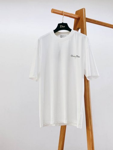 Dior Homme 迪奥 桀傲 小破洞印花标识T恤 经典而休闲。采用棉质密织平纹针织面料精心制作，前后数码定位字母标识图案，字迹工整清晰，微阔版型，搭配罗纹圆