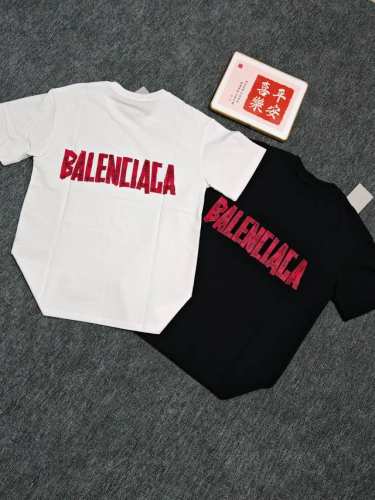 balenciaga 巴黎世家 25Ss夏新款短袖T恤 男女同款 双面液氨面料升级 采用日本液氨丝光工艺双面处理 液氨技术能使棉纤维膨胀后收缩 比普通丝光面料