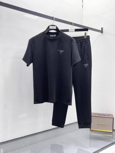 上衣 裤子 普拉达夏季套装新品 经典Logo时尚设计 更加时尚舒适 高标准定制 上身非常有型 客供辅料 客供进口高档面料质感非常细腻 细节工艺精湛考究 塑造性极