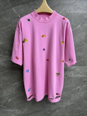 早春新款出货啦 巴黎世家粉色T恤 2025早春系列 小立领设计 Logo标签贴纸印花图案 充满趣味童趣 可洗褪做旧破坏重工水洗面料 时髦又不失个性 进口纯棉面料