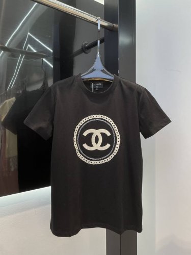 Chanel 2025新品圆领植绒T恤 透气舒适 质感十足 常规短袖T恤剪裁 凸显品牌格调 采用克重纯棉制裁 略带弹力 呈现显瘦视觉效果 经典黑白可选 彰显高级