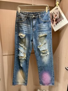 纪梵希 专柜最新同款牛仔裤 面料版型做工绝绝子 好穿不挑身材在搭配上没有太多的限制 随意简洁的衬托其他单品，来展现自己的风格姿态～ 可以百搭任何风格的单品，搭配