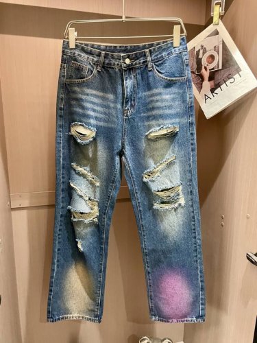 纪梵希 专柜最新同款牛仔裤 面料版型做工绝绝子 好穿不挑身材在搭配上没有太多的限制 随意简洁的衬托其他单品，来展现自己的风格姿态～ 可以百搭任何风格的单品，搭配