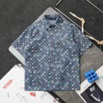 上新 顶级复刻 高端定制 Louis Vuitton 路易威登Lv 专柜款棋盘压印牛仔棉布衬衫短袖 款号：022 颜色：蓝色 购入原版开模打造，全套定制辅料，细
