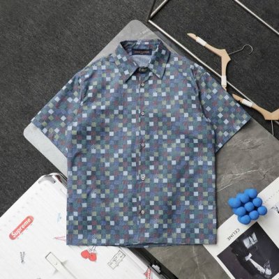 上新 顶级复刻 高端定制 Louis Vuitton 路易威登Lv 专柜款棋盘压印牛仔棉布衬衫短袖 款号：022 颜色：蓝色 购入原版开模打造，全套定制辅料，细