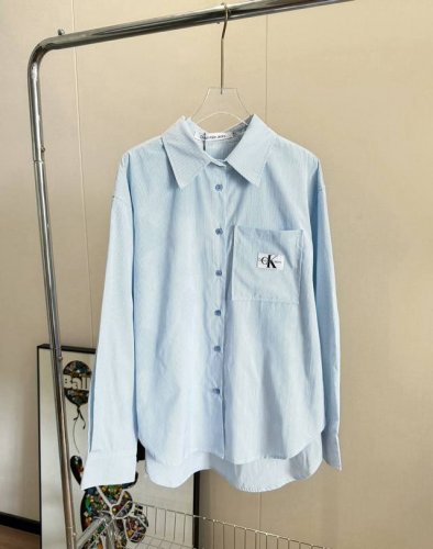 价格p： 品名： * 24Ss全新海洋蓝贴布Logo口袋长袖衬衫 尺码：S.M.L 颜色：蓝条纹 春天没衬衫怎么型！Ck新款贴布口袋衬衫！迫不及待的想分享新款给