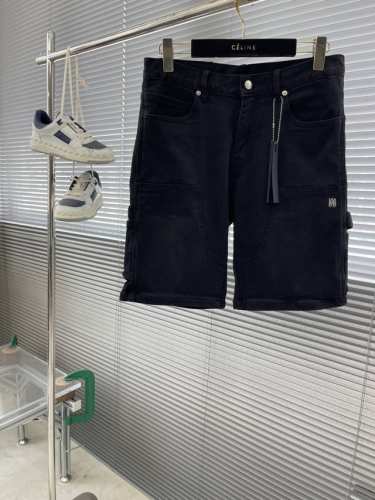 amiri 25Ss新款工装风牛仔短裤 拉链直筒工装短裤 超级帅的单品 两侧饰有后置盖等搭配 整体高级感拉满裤子版型 打造腰部以下都是腿的即视感~上身百搭舒适