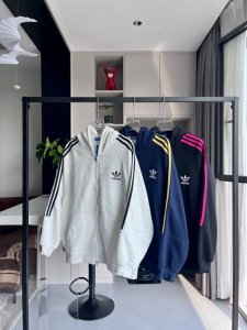 三叶草连帽三条杠外套 三叶草阿迪达斯Adidas彩色三杠连帽外套，经典的才是永恒的经久不衰，版型宽松，随便搭配一条运动裤出门，时尚有型！拿捏住了吗 真的太啦 衣