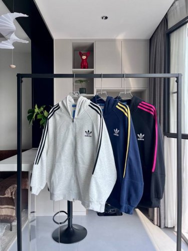 三叶草连帽三条杠外套 三叶草阿迪达斯Adidas彩色三杠连帽外套，经典的才是永恒的经久不衰，版型宽松，随便搭配一条运动裤出门，时尚有型！拿捏住了吗 真的太啦 衣