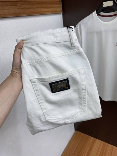Dg 25Ss春夏新款 男士小直筒原单 牛仔裤 秋冬新款超柔软 弹力面料 复杂的手工艺叠加 任何一个洗水环节多停留几秒都会变成完全不一样的颜色效果 所以越加珍贵