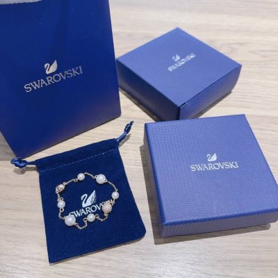 施华洛世奇 玫瑰金珍珠隐形磁扣手链 复刻版 醉高版本！精致的珍珠与璀璨水晶交相辉映，磁扣设计便捷又时尚，珍珠的温润与水钻的闪耀完美融合，独特磁扣增添别样风情，成